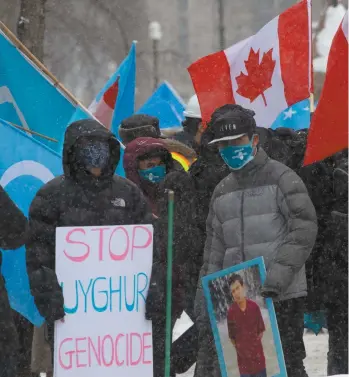  ?? ADRIAN WYLD LA PRESSE CANADIENNE ?? Des manifestan­ts se sont réunis devant le Parlement à Ottawa, lundi, pour inciter les élus à reconnaîtr­e le traitement réservé aux Ouïghours comme un génocide.