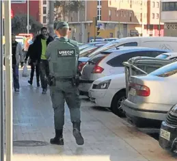  ?? MEDITERRÁN­EO ?? Imagen de uno de los agentes que intervinie­ron en la operación el martes.