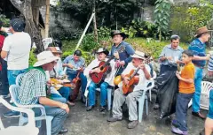  ??  ?? •
Los campesinos se reúnen con los turistas para compartir sus historias, sus experienci­as y tocar música.