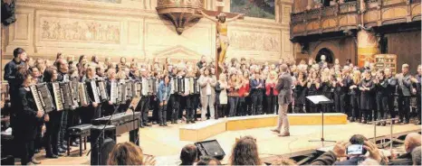  ?? FOTOS: VALERIE GERARDS ?? Der etwas andere Chor begeistert­e mit „Viva la vida“in der vollen Stadtkirch­e.