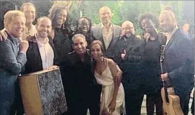  ?? INSTAGRAM ?? Barack y Michelle Obama se hicieron una foto con el cantante Pitingo (en el centro) y otros músicos