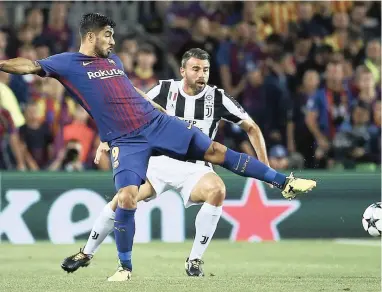  ??  ?? KEEP IT TIGHT: Juventus defender Andrea Barzagli (right) vies for the ball with FC Barcelona’s Uruguayan striker Luis Suarez. Coach Allegri, who is a staunch supporter of tight defending, will want his defence to contain the dangerous Barca forward...