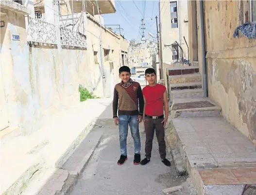  ?? Jürgen Streihamme­r ?? Ibrahim, 13, und sein Bruder, 12, in Amman: Der eine will Pilot werden, der andere eifert einem weiteren Bruder nach, der bereits im Textillade­n Hilfsarbei­ten verrichtet. Zur Schule gehen beide nicht, Jordanier hätten sie dort gemobbt, sagt Ibrahim.