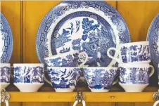  ??  ?? Blue-and-white heritage china can enliven an otherwise neutral decor and enrich a modern space.