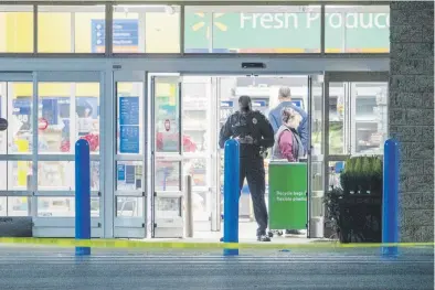  ?? Efe/epa/shawn thew ?? Agentes policiacos trabajan en la escena de un tiroteo masivo en el Walmart Supercente­r en Chesapeake, Virginia.