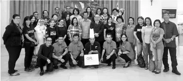  ??  ?? Delegates from Sabah, led by Kamarlin (standing in the middle) in a group photo on the final day visiting Kelantan.