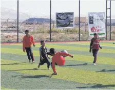  ??  ?? Auf Fußballplä­tzen toben sich die Kinder aus.