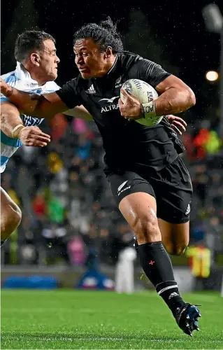  ?? GETTY ?? Caleb Clarke heads for the line to score the All Blacks’ second try last
night.