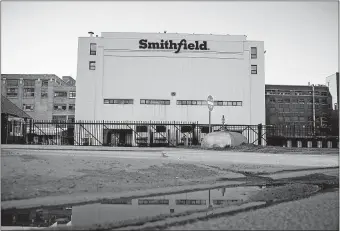  ?? [ABIGAIL DOLLINS/SIOUX FALLS ARGUS LEADER] ?? Smithfield is seen April 21 in Sioux Falls, S.D. The meatpackin­g plant is one of the nation's largest hot spots for COVID-19.