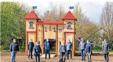  ?? FOTO: SEYBERT ?? Am Heisterpoo­rt in Kervenheim lädt eine stattliche Ritterburg jetzt die Kinder zum Spielen ein.