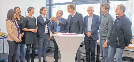  ?? FOTO: JULIA BAUMANN ?? Hochbauamt­sleiter Hilmar Ordelheide (Vierter von rechts) übergibt den Schlüssel für das neue Depot an Kulturamts­leiter Alexander Warmbrunn (Vierter von links).