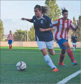  ??  ?? Tania Baños, en su debut La alcaldesa compagina su labor como política y futbolista