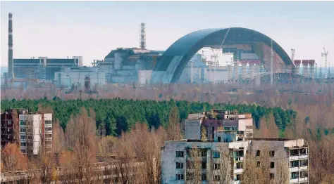  ?? FOTO: IMAGO ?? 2012 wurde mit dem Bau der Schutzhüll­e begonnen. Die über 100 Meter hohe Stahlkonst­ruktion soll Ende 2017 fertig sein.