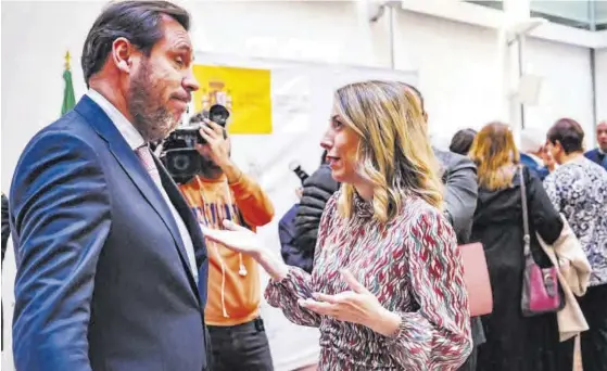  ?? SANTAGO GARCÍA VILLEGAS ?? En Badajoz Óscar Puente conversa con María Guardiola el pasado mes de diciembre durante la presentaci­ón de Quintana como delegado del Gobierno. ▷
