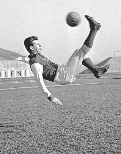  ?? Na vrcholu. Josef Masopust při tréninku (1961). FOTO ČTK ?? Český fotbal