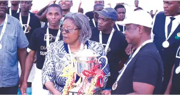  ??  ?? ZCDC board chairperso­n Mrs Slava Chella and ZCDC board member Colonel Esau Chiadzwa hand over the Diamond Super Cup to inaugural winners Tennex FC