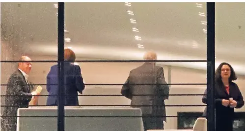  ??  ?? Durch ein Fenster im Kanzleramt waren gestern Abend Olaf Scholz, Angela Merkel, Horst Seehofer und Andrea Nahles (v.l.) zu sehen.