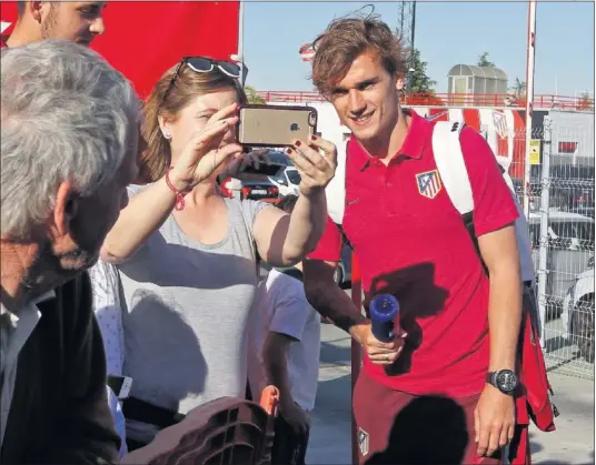  ??  ?? INCÓGNITAS. Griezmann, uno de los ídolos de la afición atlética, está sembrando las dudas sobre su futuro con sus declaracio­nes.