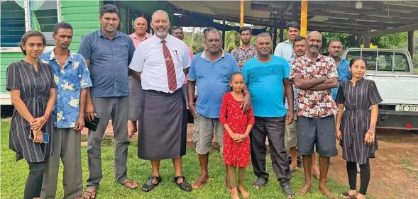  ?? ?? Minister for Rural and Maritime Developmen­t and Disaster Management Sakiasi Ditoka (middle) with the residents in Yalava, Labasa on January 4, 2023.