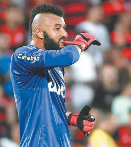  ?? ANDRÉ FABIANO/CÓDIGO19/ESTADÃO CONTEÚDO ?? Muralha ajeita a luva após sofrer o primeiro gol do Santos: uma noite para ser esquecida pelo goleiro