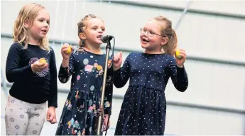  ?? Bilder: Jenny Förander ?? Barn från Stora Mellby skola sjöng under invigninge­n av den nya arenan.