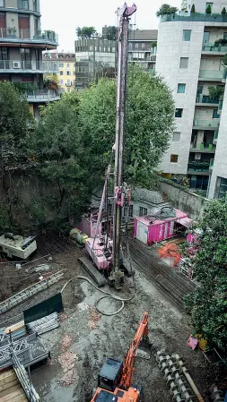  ??  ?? L’opera A fianco i lavori nel giardino di palazzo Rizzoli, il «Guerriero Cernuschi» simbolo del nuovo museo e Giovanna Forlanelli Rovati, direttore generale della Rottapharm Biotech e vice presidente della Fondazione