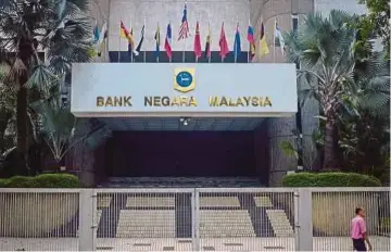  ??  ?? Bank Negara Malaysia says the reserves position is enough to finance 7.3 months of retained imports and is 0.9 times the short-term external debt.