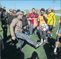  ?? FOTO: FCB ?? Messi con los artistas del Cirque du Soleil en 2012