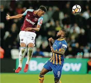  ?? FOTO: RTR ?? Hier ist noch mal Reece Oxford im West Ham-Trikot zu sehen – im FA-Cup-Spiel gegen Shrewsbury Town. Morgen spielt er gegen Wigan zum vorerst letzten Mal für den London er Klub. Nächste Woche kommt er nach Gladbach zurück.