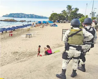  ?? MARTÍN GÓMEZ /EL SOL DE ACAPULCO ?? Efectivos de la Guardia Nacional resguardan playas de Acapulco