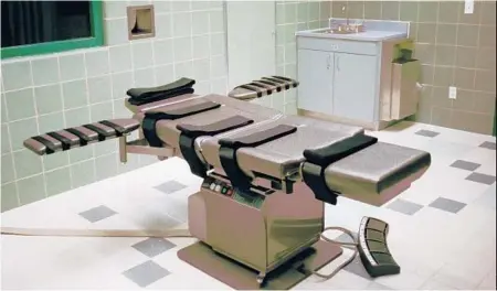  ?? CHUCK ROBINSON/AP 1995 ?? The interior of the execution chamber at the U.S. Penitentia­ry in Terre Haute, Indiana. There are 27 states with death penalty laws.