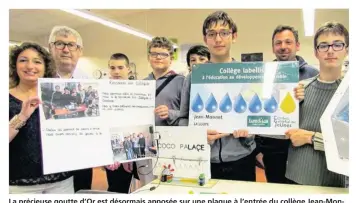  ??  ?? La précieuse goutte d’Or est désormais apposée sur une plaque à l’entrée du collège Jean-Monnet de La Loupe, il certifie l’implicatio­n des collégiens aux enjeux de développem­ent durable.