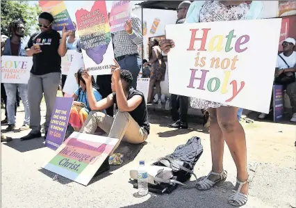  ?? PICTURE: ITUMELENG ENGLISH ?? UNITED: Members of the LGBTI community hold a peaceful protest at Grace Bible Church in Soweto in solidarity with socialite Somizi Mhlongo. Last week, he walked out during a sermon that he found to be homophobic.