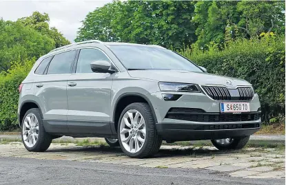  ??  ?? Ein kompaktes und fesches Auto, der Škoda Karoq, darüber hinaus praktisch. Diese seltsame graue Lackierung wird beim dritten Mal Hinschauen dann schon richtig gut.