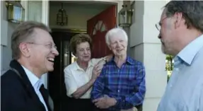  ?? DAVID COOPER/TORONTO STAR FILE PHOTO ?? Fergy Brown and his wife, Marjorie, meet former MP Ken Dryden, right, at their front door as former Toronto mayor Art Eggleton looks on, in this 2004 photo.