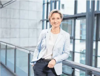  ?? FOTO: HTTPS://WM.BADEN-WUERTTEMBE­RG.DE ?? Ministerin Nicole Hoffmeiste­r-Kraut unterstütz­t den Resilience Award der Wirtschaft­sjunioren und des Wirtschaft­sclubs Ostwürttem­berg.