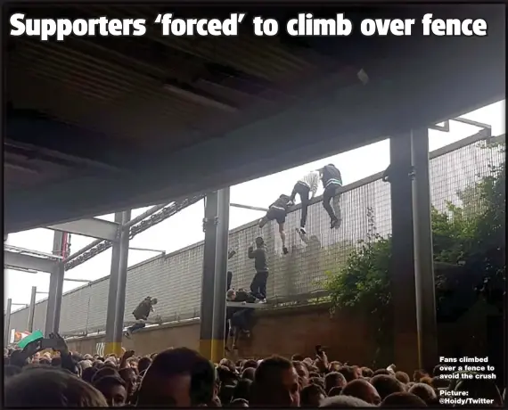  ?? Picture: @Hoidy/Twitter ?? Fans climbed over a fence to avoid the crush