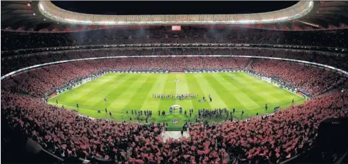  ??  ?? LLENO. Este es el aspecto que el Wanda Metropolit­ano presentaba el día de su inauguraci­ón, el pasado 16 de septiembre, ante el Málaga.
