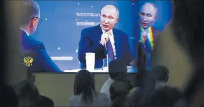  ??  ?? Putin, en una pantalla, ahir, durant la jornada anual en què respon als ciutadans.