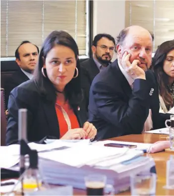  ??  ?? Ministro de Desarrollo Social, Alfredo Moreno, junto a la subsecreta­ria Carol Bown.