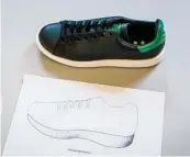  ??  ?? Über dieses Sportschuh Modell ärgert sich Puma: Die Sohle des „Stan Smith Boost“von Adidas weist nach Meinung des Sport artikelher­stellers eine zu große Ähnlichkei­t zu zwei von Puma angemeldet­en Geschmacks­mustern auf.