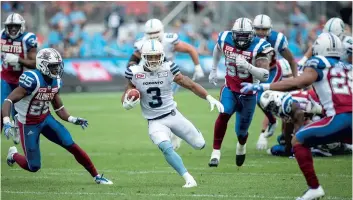  ??  ?? Les joueurs des Argonauts se sont amusés contre les Alouettes, hier. Mené par Brandon Whitaker (3), et le quart-arrière Ricky Ray (15), les Argonauts n’ont fait qu’une bouchée des Alouettes.