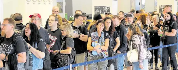  ?? BILD: HEINER OTTO ?? Im Bremerhave­ner Columbus Cruise Center bilden sich lange Schlangen in der unteren Abfertigun­gshalle. Rund 2500 Metal-Fans wollen an Bord eines Luxus-Liners. Sie verwandeln das Schiff in ein schwimmend­es Festival-Gelände. Diesen Freitag kehrt „Mein Schiff 3“nach Bremerhave­n zurück.