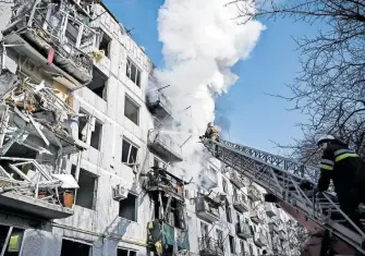  ?? AFP ?? Edificio impactado en la ciudad de Chuguiv, en el este de Ucrania