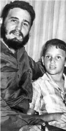  ??  ?? ► Fidel Castro posa junto a su primogénit­o, Fidel Castro Díaz-Balart, en 1959.