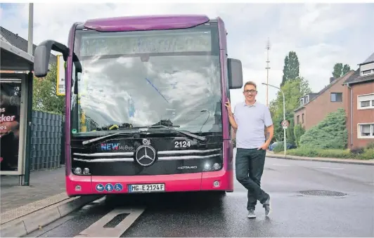  ?? FOTO: JANA BAUCH ?? NEW-Busfahrer Christoph Gutmann steuert regelmäßig die EBusse der Linie 033 durch den Gladbacher Straßenver­kehr.