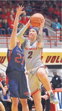  ?? JIM THOMPSON/JOURNAL ?? Tesha Buck of New Mexico drives to the basket against Saint Mary’s Stella Beck in their WNIT opener on Thursday night.