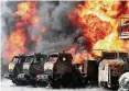  ?? FOTO: DPA ?? Getroffen: Öldepot mit Militärfah­rzeugen in Makijiwka.