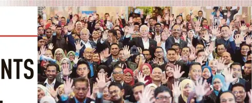  ?? BY MOHD FADLI HAMZAH ?? Prime Minister Datuk Seri Najib Razak and Chief Secretary to the Government Tan Sri Dr Ali Hamsa (to Najib’s left) taking a group photograph with civil servants after the National Tansformat­ion 2050 dialogue session in Putrajaya yesterday.PIC