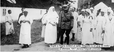  ??  ?? Regele și Regina vizitând un spital, fotografie cu un grup de medici și infirmiere, 1917 (Serviciul Fotografic al Armatei)